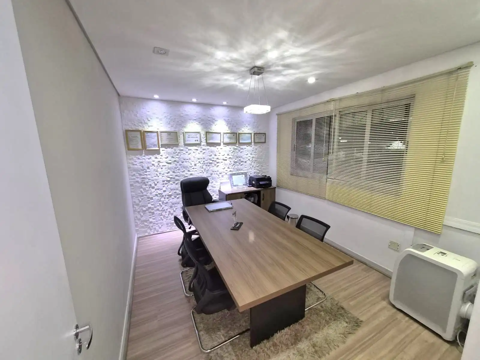 Sala de reuniões da Imobiliária Luder Imóveis, usada para atendimento consultivo aos clientes